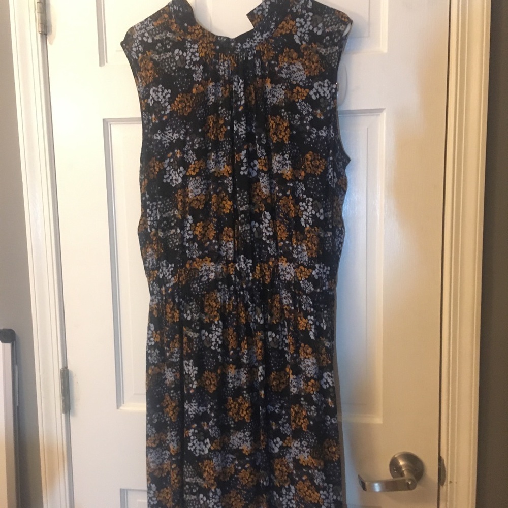 UNIQLO sleeveless dress with waistband vneck